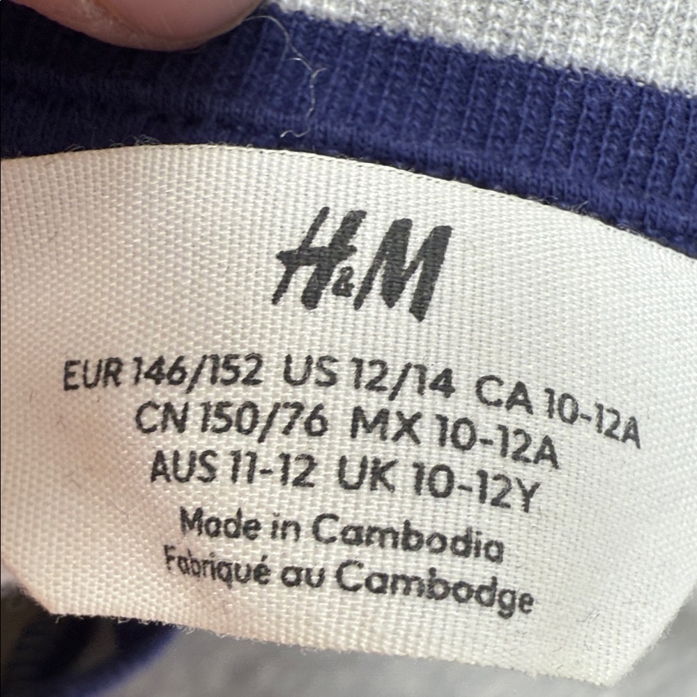 H & M Kid’s Yale University Grey V-Neck Pullover Sweater with Navy Trim - Picture 10 of 10